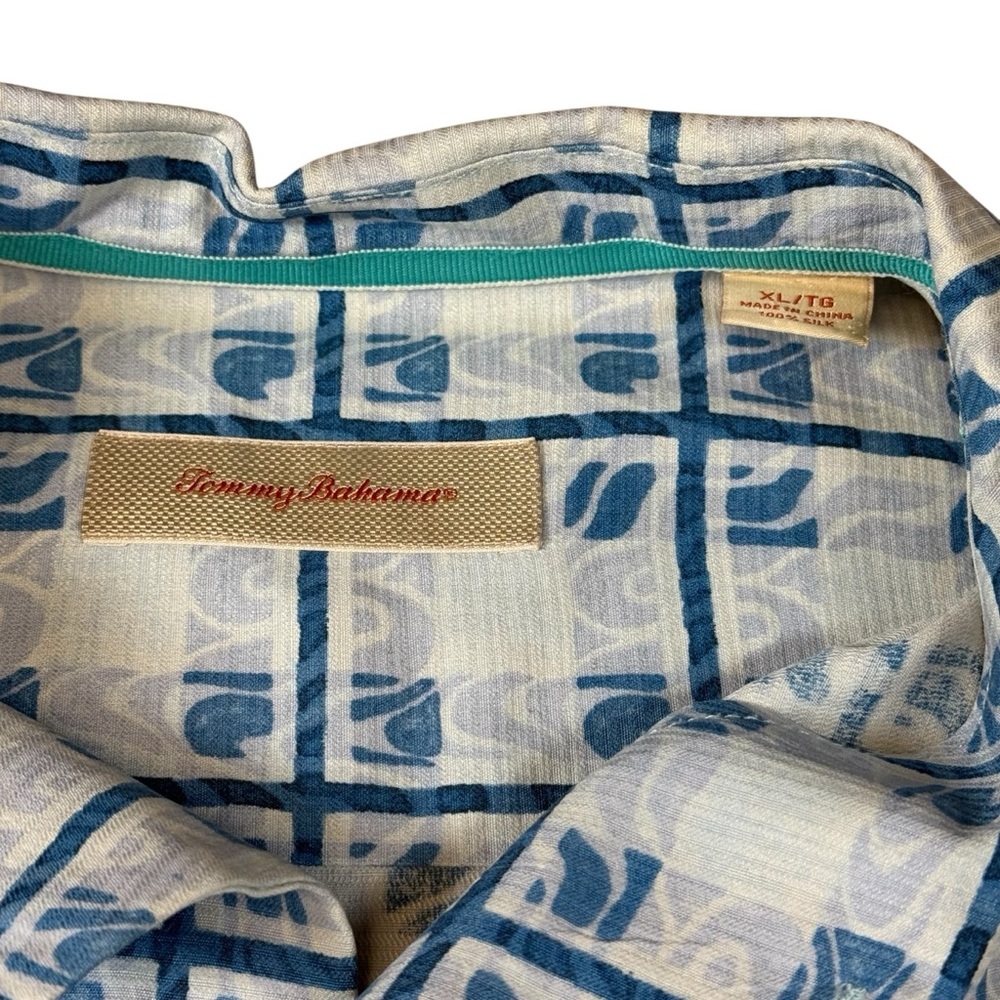 Tommy Bahama Men's 100% Silk Hawaiian Shirt Size XL Blue and White - Picture 2 of 4